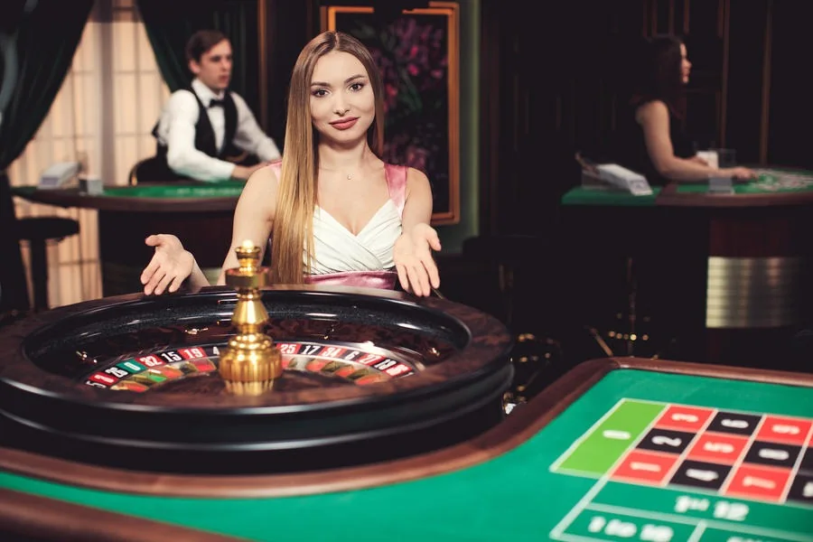 Antarmuka permainan meja live dengan kartu dan area taruhan